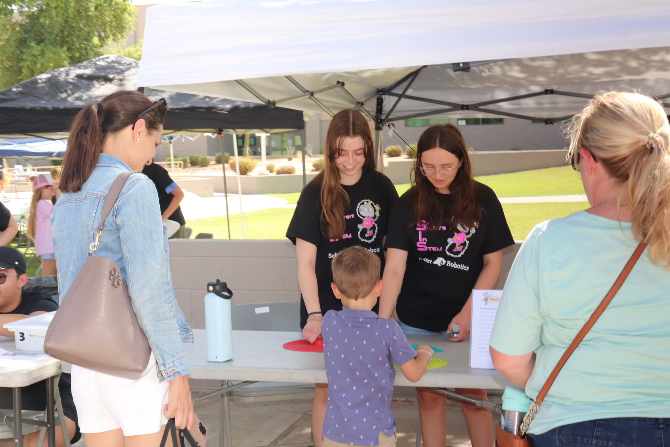 SiS volunteers and students at Saguaro High School annual SiS event