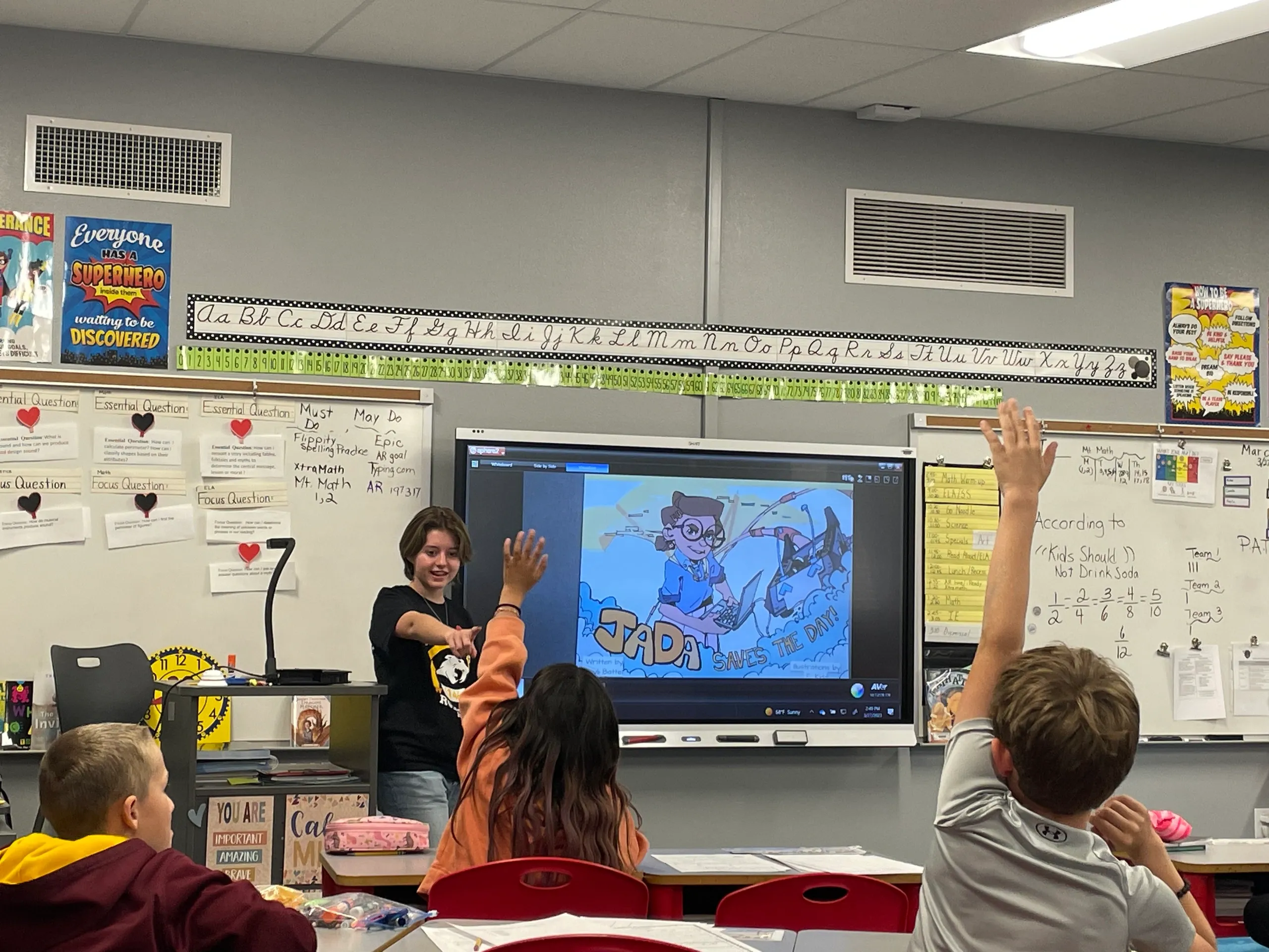 SiS volunteer pointing to a student during a Jada reading event